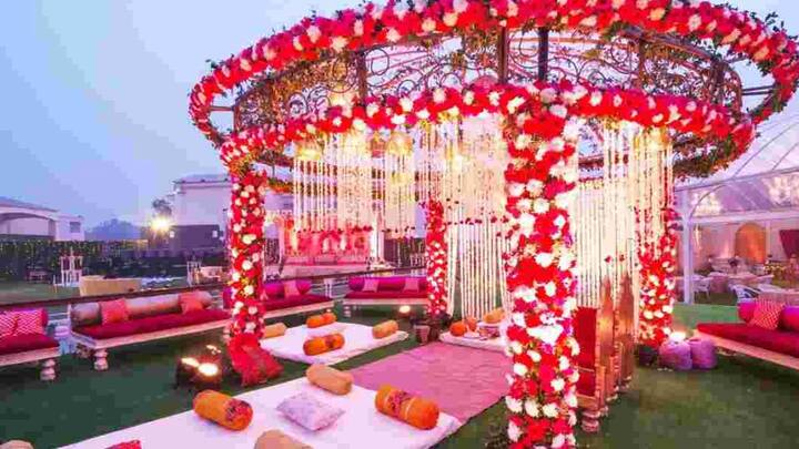 डेस्टिनेशन वेडिंगचा ट्रेंड गेल्या काही वर्षांत खूप लोकप्रिय होत आहे. पूर्वी हे सेलिब्रेटींपुरते मर्यादित असले तरी आता सर्वसामान्य लोकही त्याचे पालन करू लागले आहेत. मात्र, डेस्टिनेशन वेडिंगमध्ये अनेक गोष्टींची काळजी घ्यावी लागते आणि जर तुमचं लग्न पावसाळ्यात होत असेल, तर त्याहून मोठी चिंता आहे.