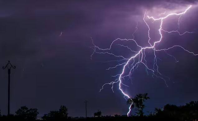 ਦੱਸ ਦਈਏ ਕਿ ਬਰਸਾਤ ਦੇ ਮੌਸਮ ਦੌਰਾਨ ਅਕਸਰ ਹੀ ਅਸਮਾਨੀ ਬਿਜਲੀ ਡਿੱਗਣ ਕਾਰਨ ਵੱਡੇ ਹਾਦਸੇ ਵਾਪਰ ਜਾਂਦੇ ਹਨ। ਇੰਨਾ ਹੀ ਨਹੀਂ ਗਰਜ ਦੀ ਤੇਜ਼ ਆਵਾਜ਼ ਸੁਣ ਕੇ ਵੀ ਹਰ ਕੋਈ ਡਰ ਜਾਂਦਾ ਹੈ। ਇਸ ਤੋਂ ਇਲਾਵਾ ਕਈ ਵਾਰ ਬਿਜਲੀ ਡਿੱਗਣ ਕਾਰਨ ਕਈ ਲੋਕਾਂ ਦੀ ਮੌਤ ਹੋ ਜਾਂਦੀ ਹੈ।