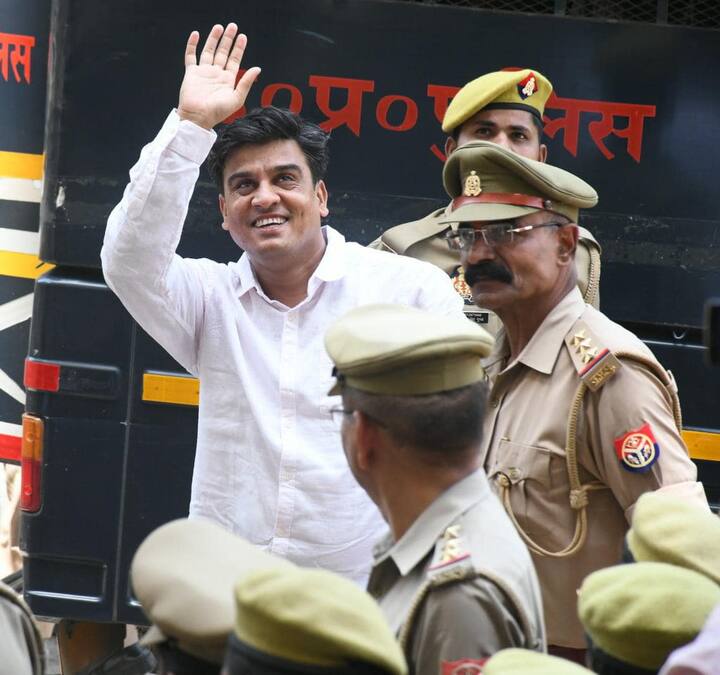 कांग्रेस नेता ने कहा कि परिसमन बदला तो संजीव दरियाबादी हारे. फिर सपा कांग्रेस गठबंधन के बाद इरफान सोलंकी विधायक बने.