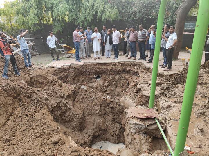 देश की राजधानी दिल्ली महज एक दिन की बारिश में पानी-पानी हो गई. भारी बारिश के बाद दिल्ली के बिगड़े हालात का जायजा लेने दिल्ली नगर निगम अब एक्शन मोड़ में आ गया है.  एमसीडी मेयर डॉ. शैली ओबरॉय ने मॉनसून को लेकर नगर निगम की तैयारियों का जायजा लिया.