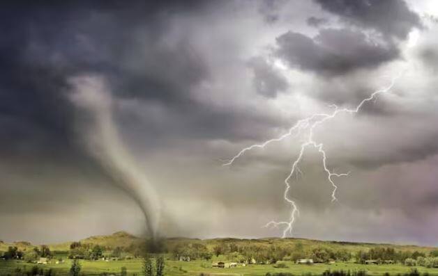 ਜਾਣਕਾਰੀ ਅਨੁਸਾਰ ਸਾਲ 1872 ਵਿੱਚ ਵਿਗਿਆਨੀ ਬੈਂਜਾਮਿਨ ਫਰੈਂਕਲਿਨ ਨੇ ਪਹਿਲੀ ਵਾਰ ਬੱਦਲਾਂ ਵਿਚਕਾਰ ਬਿਜਲੀ ਚਮਕਣ ਦਾ ਸਹੀ ਕਾਰਨ ਦੱਸਿਆ ਸੀ। ਉਸਨੇ ਦੱਸਿਆ ਸੀ ਕਿ ਬੱਦਲਾਂ ਵਿੱਚ ਪਾਣੀ ਦੇ ਛੋਟੇ ਕਣ ਹੁੰਦੇ ਹਨ, ਜੋ ਹਵਾ ਦੇ ਰਗੜ ਕਾਰਨ ਚਾਰਜ ਹੋ ਜਾਂਦੇ ਹਨ। ਕੁਝ ਬੱਦਲ ਸਕਾਰਾਤਮਕ ਤੌਰ 'ਤੇ ਚਾਰਜ ਹੁੰਦੇ ਹਨ, ਜਦੋਂ ਕਿ ਕੁਝ ਨਕਾਰਾਤਮਕ ਤੌਰ 'ਤੇ ਚਾਰਜ ਹੁੰਦੇ ਹਨ।