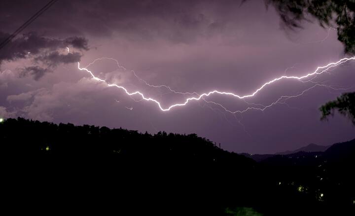 પરંતુ શું તમે જાણો છો કે વાદળો વચ્ચે આ વીજળી કેવી રીતે બને છે? ચાલો જાણીએ આકાશમાં વાદળો વચ્ચે ગર્જના કેમ થાય છે અને વીજળી કેવી રીતે બને છે?