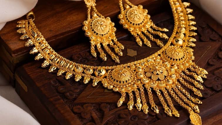 Latest Gold Silver Prices Today 01 July 2024 know rates in your city Telangana Hyderabad Andhra Pradesh Amaravati Latest Gold-Silver Prices Today: రూ.72,000 నుంచి కిందకు దిగని పసిడి - ఈ రోజు బంగారం, వెండి కొత్త ధరలు ఇవి
