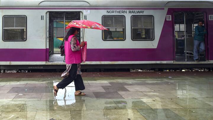 शुक्रवार को दिल्ली में मानसून की पहली बारिश में जमकर हुई. एक ही दिन में रिकॉर्ड 228.1 मिलीमीटर बारिश हुई, जिससे जनजीवन अस्त-व्यस्त हो गया था.