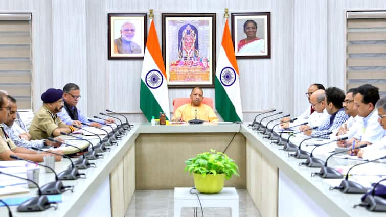 CM Yogi Adityanath reviewed flood management preparations on relief and rescue ann 'राहत-बचाव के लिए बेहतर कोऑर्डिनेशन की जरूरत', CM योगी ने की बाढ़ प्रबंधन तैयारियों की समीक्षा