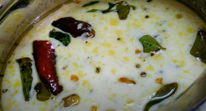அடுத்தது வெள்ளை பூசணிக்காய், உப்பு, மஞ்சள் தூள், சேர்த்து தண்ணீர் ஊற்றி கடாயை மூடி 5 நிமிடம் வேகவிடவும். அதன்பின் அரைத்த மசாலா விழுது, தண்ணீர், உப்பு, வெல்லம் சேர்க்கவும்.