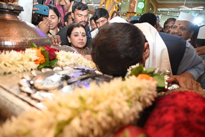 श्री संतश्रेष्ठ ज्ञानेश्वर महाराज संस्थानचे प्रमुख विश्वस्त ॲड. राजेंद्र उमाप, विश्वस्त व पालखी सोहळा प्रमुख योगी निरंजननाथ, भवानी पेठ पालखी विठ्ठल मंदिराचे अध्यक्ष तेजेंद्र कोंढरे, विश्वस्त गोरख भिकुले, प्रमोद बेंगरुट आदी उपस्थित होते.