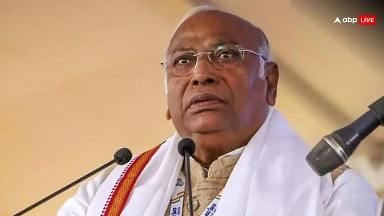 Ruckus in Rajya Sabha Congress President Mallikarjun Kharge angry during debate Ruckus in Rajya Sabha: राज्यसभा चेयरमैन कहते रहे-खरगे जी, खरगे जी, सदन में तेज आवाज में चिल्लाने लगे कांग्रेस अध्यक्ष- ये मनुवादी हैं, ये मनुवादी हैं