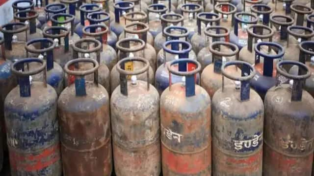 Gas Cylinder Price: அட்ரா சக்க..! காலையிலேயே நல்ல சேதி, வணிக சிலிண்டரின் விலை குறைப்பு - வியாபாரிகள் மகிழ்ச்சி