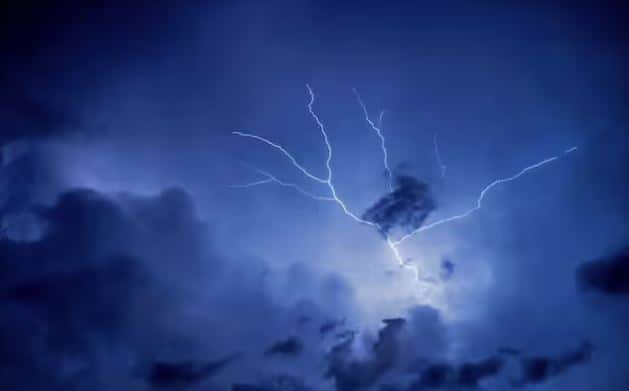 ਇਸ ਤੋਂ ਇਲਾਵਾ ਖੇਤਾਂ ਵਿੱਚ ਕੰਮ ਕਰਦੇ ਲੋਕਾਂ, ਦਰੱਖਤਾਂ 'ਤੇ ਕੰਮ ਕਰਨ ਵਾਲੇ ਤੇ ਛੱਪੜਾਂ ਵਿੱਚ ਨਹਾਉਣ ਵਾਲੇ ਲੋਕਾਂ ਨੂੰ ਬਿਜਲੀ ਡਿੱਗਣ ਦਾ ਸਭ ਤੋਂ ਵੱਧ ਖ਼ਤਰਾ ਰਹਿੰਦਾ ਹੈ। ਇਸ ਤੋਂ ਇਲਾਵਾ ਬਿਜਲੀ ਆਉਣ 'ਤੇ ਘਰ ਦੇ ਅੰਦਰ ਬਿਜਲੀ ਦੇ ਉਪਕਰਨਾਂ ਤੋਂ ਦੂਰ ਰਹਿਣਾ ਚਾਹੀਦਾ ਹੈ। ਇਸ ਤੋਂ ਇਲਾਵਾ ਫੋਨ ਦੀ ਵਰਤੋਂ ਨਹੀਂ ਕਰਨੀ ਚਾਹੀਦੀ।