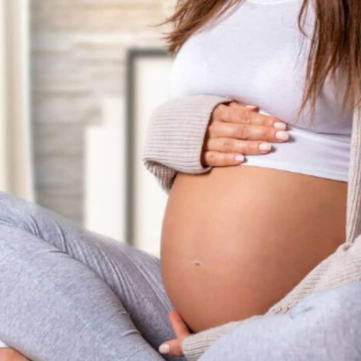 ਇਸ ਸਮੇਂ ਦੌਰਾਨ ਔਰਤਾਂ ਨੂੰ ਮੂਡ ਸਵਿੰਗ, ਥਕਾਵਟ, ਇਨਸੌਮਨੀਆ ਵਰਗੀਆਂ ਸਮੱਸਿਆਵਾਂ ਦਾ ਹੋਣਾ ਸੁਭਾਵਿਕ ਹੈ ਕਿਉਂਕਿ ਇਸ ਸਮੇਂ ਦੌਰਾਨ ਸਰੀਰ ਵਿੱਚ ਕਈ ਹਾਰਮੋਨਲ ਅਤੇ ਸਰੀਰਕ ਬਦਲਾਅ ਹੁੰਦੇ ਰਹਿੰਦੇ ਹਨ। ਹਾਲਾਂਕਿ ਜੇਕਰ ਕੁਝ ਸਾਧਾਰਨ ਨੁਸਖਿਆਂ ਨੂੰ ਧਿਆਨ 'ਚ ਰੱਖਿਆ ਜਾਵੇ ਤਾਂ ਗਰਭ ਅਵਸਥਾ ਦੇ ਇਨ੍ਹਾਂ 9 ਮਹੀਨਿਆਂ ਨੂੰ ਬਹੁਤ ਖੁਸ਼ਹਾਲ ਬਣਾਇਆ ਜਾ ਸਕਦਾ ਹੈ ਅਤੇ ਹਰ ਪਲ ਦਾ ਆਨੰਦ ਲਿਆ ਜਾ ਸਕਦਾ ਹੈ।