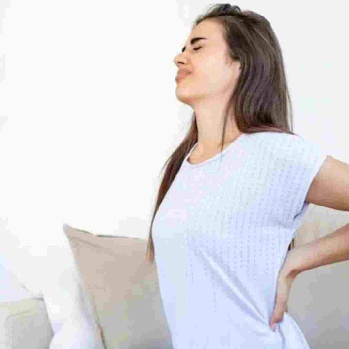 ਬਾਰਿਸ਼ ਦੀਆਂ ਬੂੰਦਾਂ-ਬੂੰਦਾਂ ਬੇਸ਼ੱਕ ਰਾਹਤ ਦਿੰਦੀਆਂ ਹਨ ਪਰ ਇਸ ਦੌਰਾਨ ਕੁਝ ਲੋਕਾਂ ਦੀਆਂ ਮੁਸ਼ਕਲਾਂ ਕਾਫੀ ਵੱਧ ਜਾਂਦੀਆਂ ਹਨ। ਅਕੜਾਅ, ਸੋਜ, ਹੱਥਾਂ, ਲੱਤਾਂ, ਪਿੱਠ ਆਦਿ ਦੀਆਂ ਮਾਸਪੇਸ਼ੀਆਂ ਵਿੱਚ ਦਰਦ ਆਦਿ ਸਮੱਸਿਆਵਾਂ ਬਹੁਤ ਪ੍ਰੇਸ਼ਾਨ ਕਰਦੀਆਂ ਹਨ। ਮਾਨਸੂਨ ਦੀ ਇਸ ਸਮੱਸਿਆ ਤੋਂ ਛੁਟਕਾਰਾ ਪਾਉਣ ਲਈ ਆਓ ਜਾਣਦੇ ਹਾਂ ਕਿਹੜੇ ਘਰੇਲੂ ਉਪਾਅ ਕਾਰਗਰ ਹਨ।