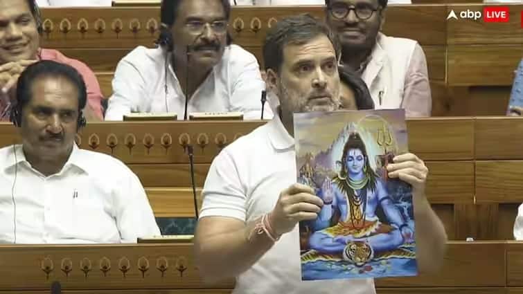 parliament session 2024 rahul gandhi shows god shiv and guru nanak  photo Attack by BJP leaders including PM Modi AMit Shah लोकसभेत देवतांचे फोटो दाखवत राहुल गांधींची टीका तर मोदी-शाहांसह भाजप नेत्यांचा पलटवार; आज संसदेत काय काय घडले?