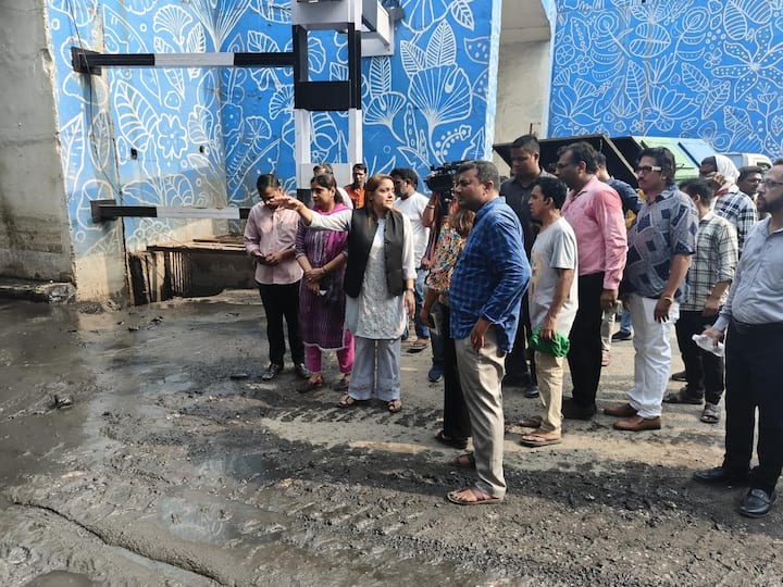 शैली ओबेरॉय ने कहा कि जलभराव की शिकायतों पर तेजी से काम करने के लिए क्विक एक्शन टीम बनाई गई है. लोग जलभराव की शिकायतें कंट्रोल रूम में दर्ज करा सकते हैं.  एमसीडी के सभी पार्षद एवं अधिकारीगण भी चौबीसों घंटे लोगों की समस्या का समाधान करने के लिए उपलब्ध रहेंगे. मेयर ने किशनगंज रेलवे अंडरब्रिज पर टेढ़े हुए लोहे के बैरियर और टूटे हुए नाले को रातों रात ठीक कराने के निर्देश दिए.