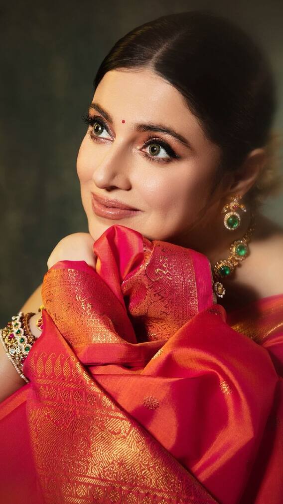 आँखों में तेरी अजबसी, अजबसी अदाएँ हैं!