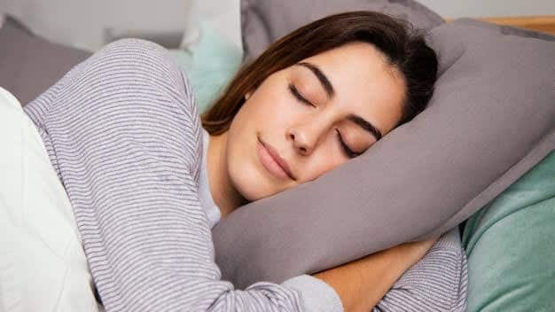 how to get quality sleep Acchi neend ke upay in hindi A research published in the journal Obesity included 15 healthy youth of normal weight. Those who were given two different types of food for a week, after this their sleeping habits were examined. One diet contained more sugar, saturated fat and processed foods, while the other contained a healthy diet. In which there was very little fat and sugar. Although the calories in both the diets were equal. After each diet, a clinical test of sleep of the participants was done. Both types of brain activities were observed during normal sleep. After this everyone was kept awake at night. After this his sleep test was done.