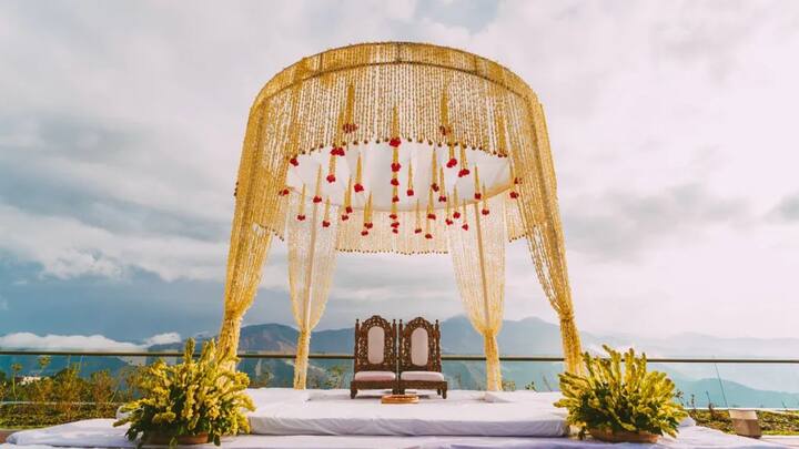 खजुराहो - मध्य प्रदेशातील खजुराहो हे देखील पावसाळ्यात डेस्टिनेशन वेडिंगसाठी उत्तम ठिकाण आहे. पावसाळ्यात येथील हवामान अतिशय आल्हाददायक असते, ज्यामध्ये तुम्ही आरामात राहून लग्नाच्या प्रत्येक कार्यक्रमाचा आनंद घेऊ शकता. लग्नाचा क्षण खास बनवण्यासाठी मंदिरांपासून हॉटेल्सपर्यंत अनेक पर्याय उपलब्ध आहेत.