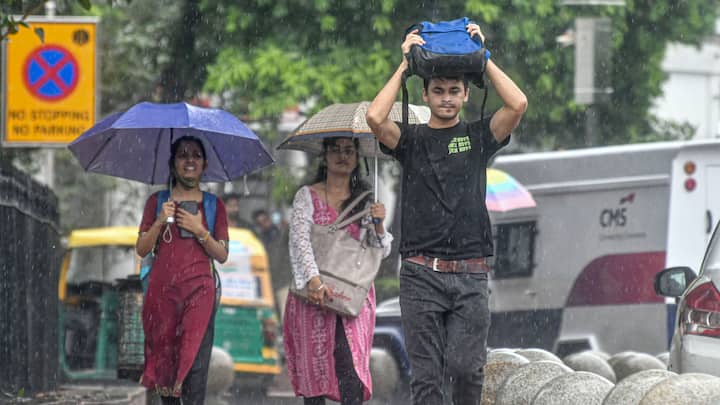 Delhi Rains Today: दिल्ली एनसीआर के कई इलाकों सुबह से बूंदाबादी हो रही है. आईएमडी ने अगले तीन दिनों तक राष्ट्रीय राजधानी में भारी बारिश की संभावना जताई है.