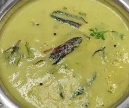 தேவையான பொருட்கள் : வெந்தயம் - 1/2 தேக்கரண்டி, மிளகு - 1 தேக்கரண்டி, தனியா - 1 தேக்கரண்டி, சீரகம் - 3 தேக்கரண்டி, இஞ்சி - 1 துண்டு நறுக்கியது, பச்சை மிளகாய் - 4 நறுக்கியது, துவரம் பருப்பு - 2 மேசைக்கரண்டி, கடலை பருப்பு - 1 மேசைக்கரண்டி, கறிவேப்பிலை, துருவிய தேங்காய் - 3 மேசைக்கரண்டி, தயிர் - 1 கப், எண்ணெய் - 3 தேக்கரண்டி, கடுகு - 1/2 தேக்கரண்டி, காய்ந்த மிளகாய் - 2 , பெருங்காயத்தூள் , கறிவேப்பிலை , வெள்ளை பூசணிக்காய் - 200 கிராம் , உப்பு - 2 தேக்கரண்டி, மஞ்சள் தூள் - 1/4 தேக்கரண்டி, தண்ணீர் , வெல்லம், கொத்தமல்லி இலை - நறுக்கியது