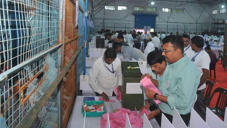 Nashik Teacher Constituency election Result 2024 two more ballot papers found again Maharashtra Marathi News Nashik Teachers Constituency Election Result 2024 : मोठी बातमी : नाशिक शिक्षक मतमोजणीत पुन्हा आढळल्या दोन जास्त मतपत्रिका; मतमोजणी केंद्रावर खळबळ