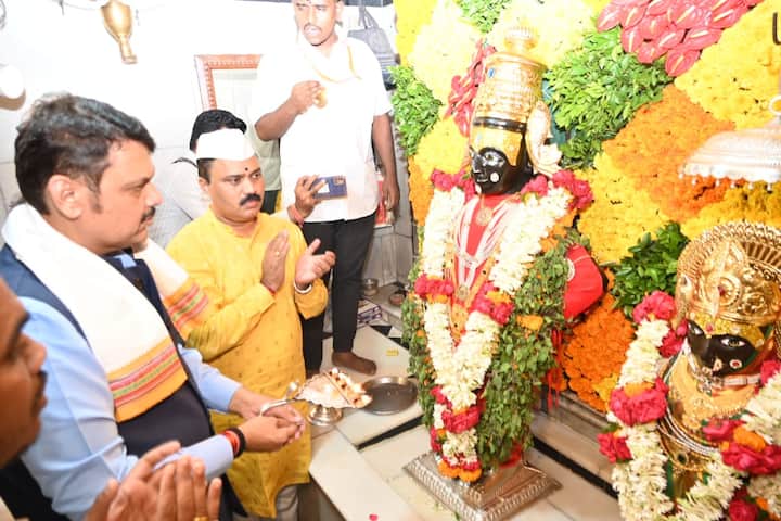 उपमुख्यमंत्री देवेंद्र फडणवीस यांनी भवानी पेठ पालखी विठ्ठल मंदिर येथे श्री संत ज्ञानेश्वर महाराज यांच्या पादुकांचे दर्शन घेतले.