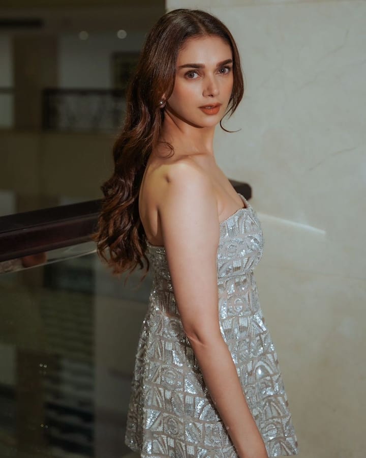 Showing off her flawless style, Aditi wore this outfit for an awards event.