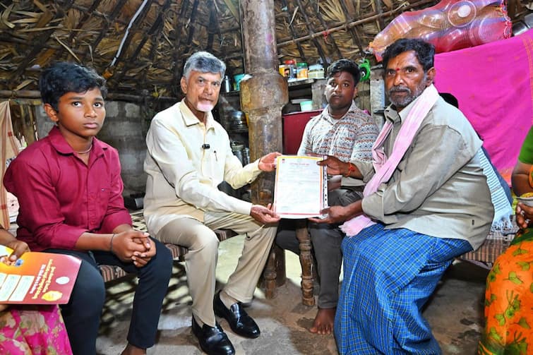 Andhra Pradesh CM Chandrababu started distribution of social pensions in Penumaka Andhra Pradesh : ఏపీలో సామాజిక పింఛన్ల పంపిణీ ప్రారంభం- ఒకే కుటుంబంలో భర్త, భార్య, కుమార్తెకు పింఛన్ ఇచ్చిన చంద్రబాబు