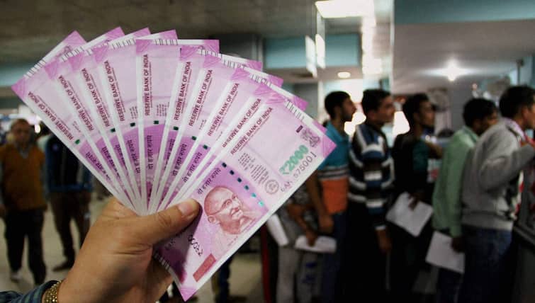 7581 crore rupees worth 2000 notes still in circulation RBI લોકો પાસે હજુ પણ છે 7581 કરોડ રૂપિયાના મૂલ્યની 2000ની ચલણી નોટ, RBIએ આપ્યું મોટું અપડેટ