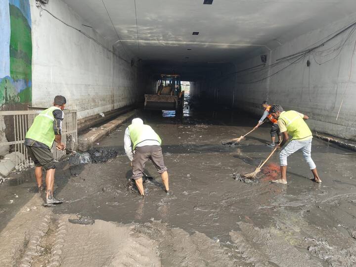 मेयर ने कहा कि निगम के कर्मचारियों ने दिन रात काम करके जलभराव को खत्म कर स्थिति को सामान्य किया और आने वाले समय में भी उनकी कोशिश रहेगी कि दिल्ली में जलभराव की स्थिति उत्पन्न न हो.