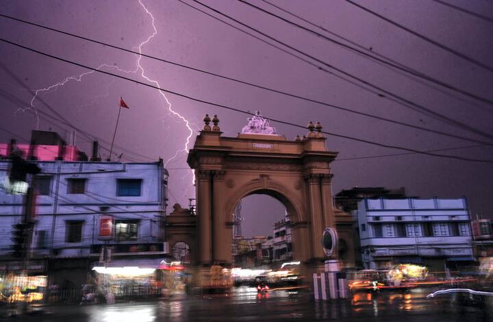 માહિતી અનુસાર, વર્ષ 1872માં વૈજ્ઞાનિક બેન્જામિન ફ્રેન્કલિને પહેલીવાર વાદળો વચ્ચે વીજળી પડવાનું ચોક્કસ કારણ જણાવ્યું હતું. તેમણે કહ્યું હતું કે વાદળોમાં પાણીના નાના કણો હોય છે, જે હવાના ઘર્ષણને કારણે ચાર્જ થઈ જાય છે. કેટલાક વાદળો હકારાત્મક રીતે ચાર્જ થાય છે, જ્યારે અન્ય નકારાત્મક રીતે ચાર્જ થાય છે.