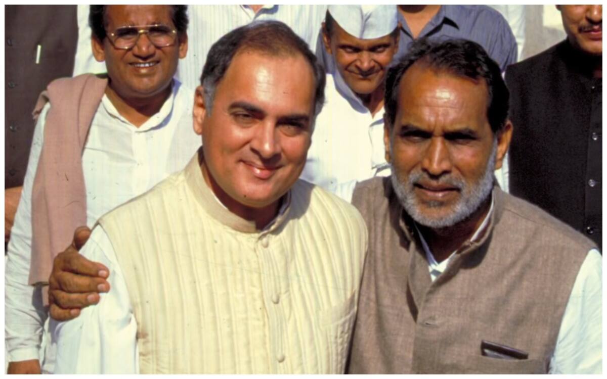 दो कांस्टेबलों की वजह से गई केंद्र सरकार, गिरवी रखा गया सोना... कहानी देश के 9वें पीएम चंद्रशेखर सिंह की