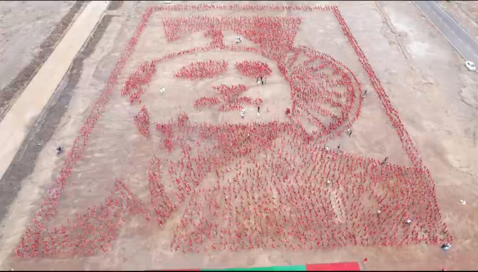 प्रयागराज में खास अंदाज में मनाया गया अखिलेश यादव का जन्मदिन, 5100 झंडों से बनाया चित्र