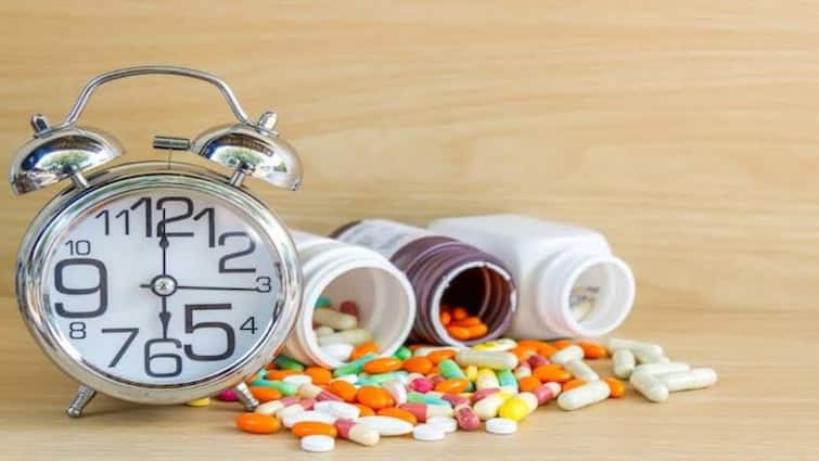 health tips expired medicines side effects uses myths and facts in hindi एक्सपायर्ड दवा अगर गलती से खा लें तो क्या करें, जानें बीमारी ठीक करने वाली दवा कब बन जाती है 'खतरनाक'