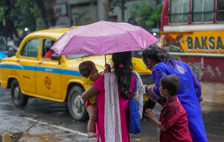 উত্তরপশ্চিম ভারতে ৩৩ শতাংশ বৃষ্টি ঘাটতি, মধ্য ভারতে সে ঘাটতির পরিমাণ ১৪ শতাংশ। পূর্ব ও উত্তরপূর্ব ভারতে বৃষ্টি ঘাটতির পরিমাণ ১৩ শতাংশ। তবে উলটপূরাণ দক্ষিণ ভারতে। বৃষ্টির ঘাটতির বদলে সেখানে অতিরিক্ত বৃষ্টি হয়েছে। জুন মাসে প্রায় ১৪ শতাংশ অতিরিক্ত বৃষ্টিপাত সেই রাজ্যে।  ছবি -পিটিআই