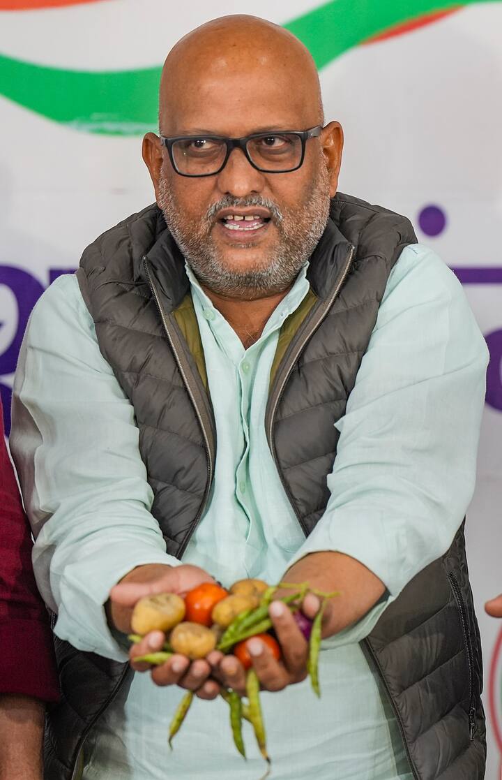 पवन खेड़ा ने कहा कि पीएम का तरीका एजेंडा बदलने का रहा है. सब नीट पर बात कर रहे. ऐसे में वह ध्यान भटका रहे हैं.