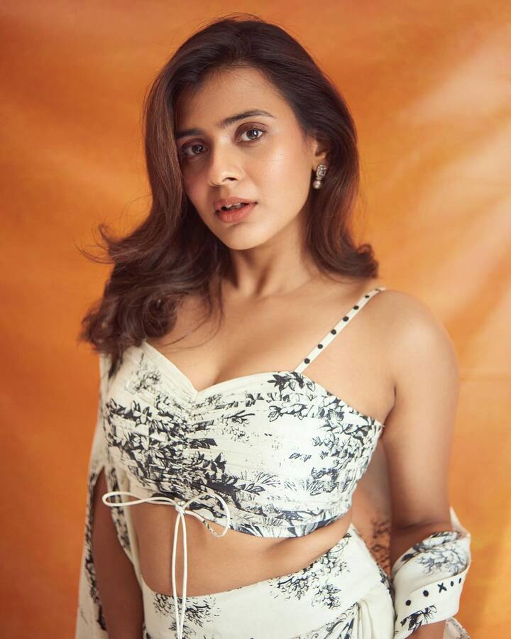 హీరోయిన్ హెబ్బా పటేల్ గురించి పెద్దగా పరిచయం అవసరం లేదు. చేసింది కొద్ది సినిమాలే అయినా, తన అందచందాలతో కుర్రకారు మతిపోగొట్టింది.Photo Credit: Hebah Patel/Instagram