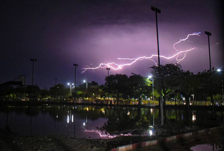 વરસાદની સિઝનમાં વીજળી પડવાને કારણે મોટાભાગે મોટા અકસ્માતો સર્જાય છે. એટલું જ નહીં, ગર્જનાનો જોરદાર અવાજ સાંભળીને પણ બધા ડરી જાય છે. આ સિવાય ઘણી વખત વીજળી પડવાથી અનેક લોકોના મોત થાય છે.