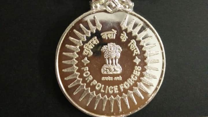 भारतीय रेलवे द्वारा उन महिलाओं को जिन्हें राष्ट्रपति द्वारा पुलिस मैडल मिला होता है और जिन्हें पुलिस पुरस्कार मिला होता है.या जिनके पति युद्ध में शहीद हो गए होते हैं. उन महिलाओं को किराए में 50% छूट मिलती है.