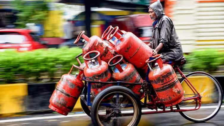 lpg price reduced for commercial cylinder on 19 kg from 1 july LPG Price Reduced: দাম কমল রান্নার গ্যাসের, আরও ৩০ টাকা সস্তা হল সিলিন্ডার, আপনার শহরে এলপিজির দাম কত হল ?