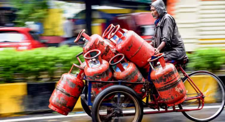 lpg-price-reduced-for-commercial-cylinder-on-19-kg-from-today-1-july-know-delhi-mumbai-kolkata-chennai-rate LPG Price Reduced: ਸਸਤਾ ਹੋਇਆ ਸਿਲੰਡਰ, ਜਾਣੋ ਆਪਣੇ ਸ਼ਹਿਰ 'ਚ ਨਵੇਂ ਰੇਟ