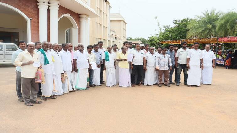 Objection to construction of burial shed near temples: Bathed people petition collector கோயில்களுக்கு அருகில் மயான கொட்டகை அமைக்க எதிர்ப்பு: குளிச்சப்பட்டு மக்கள் கலெக்டரிடம் மனு