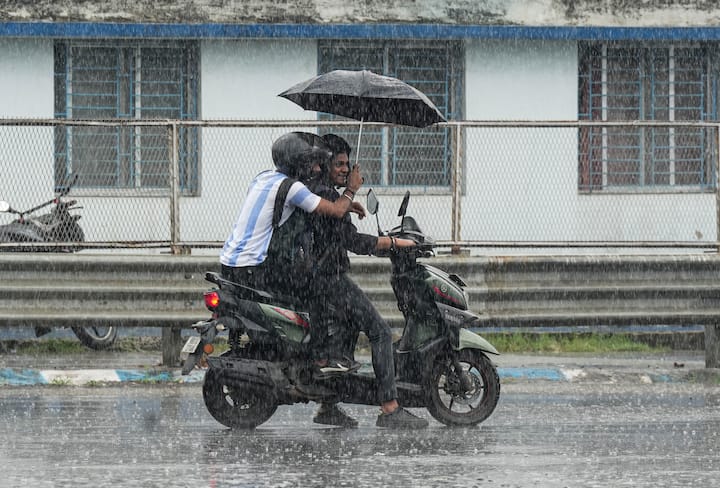 গত বছর আবহাওয়ার খামখেয়ালিপনায় পর্যাপ্ত বর্ষা পায়নি দেশ। ফলে প্রভাব পড়ে কৃষিক্ষেত্রে। বড় রপ্তানিকারক দেশ হওয়া সত্ত্বেও দেশীয় চাহিদা বেড়ে যাওয়ায় চিনি, চাল, গম, পিঁয়াজ ইত্যাদি রপ্তানিতে রাশ টানতে হয়। ছবি -পিটিআই
