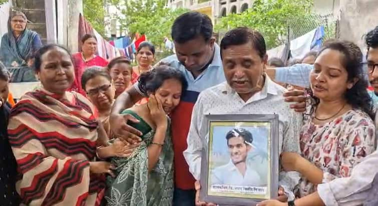 Jalgaon News death of youth in police recruitment physical field test The family alleges that the administration is responsible for the incident maharashtra marathi news Jalgaon News : पोलीस भरतीतील मैदानी चाचणीत तरुणाचा दुर्देवी मृत्यू; घटनेला प्रशासनच जबाबदारअसल्याचा कुटुंबियांचा आरोप