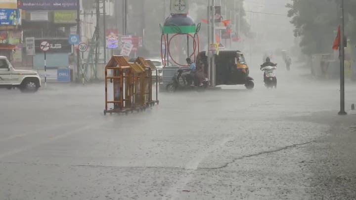 Rain Forecast: દેશના નવ રાજ્યોમાં જોરદાર વરસાદ પડ્યો છે. સપાટ વિસ્તારો અને દરિયાકિનારાના ક્ષેત્રોમાં મુશળધાર વરસાદને કારણે અનેક સ્થળોએ જળબંબાકારની સ્થિતિ ઉભી થઈ હતી.