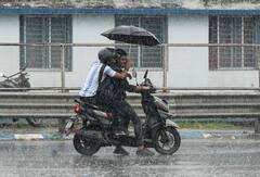 Kolkata Weather : হাত ধরেছে নিম্নচাপ ও মৌসুমী অক্ষরেখা, দুইয়ের প্রভাবে তুমুল বৃষ্টি কলকাতায়?