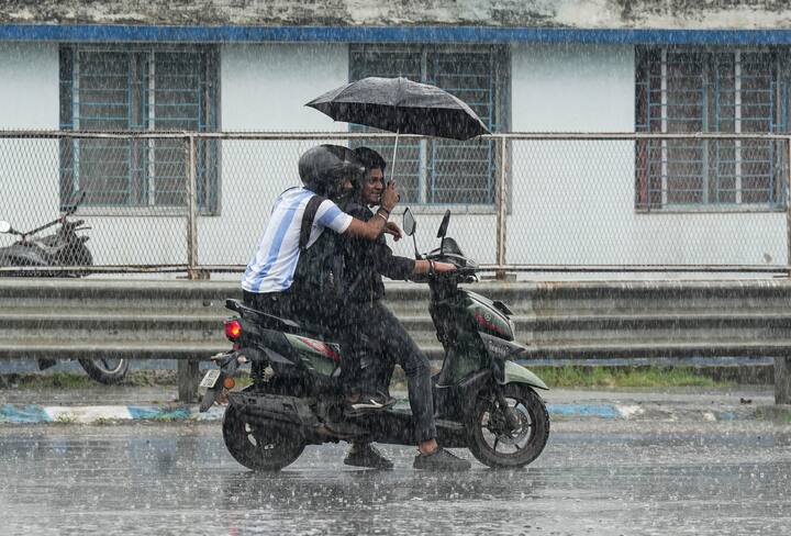 আবহাওয়া দফতর জানাচ্ছে,  উত্তর-পশ্চিম বঙ্গোপসাগর সংলগ্ন ওড়িশা ও গাঙ্গেয় পশ্চিমবঙ্গের উপকূলে অবস্থান করছে নিম্নচাপ। একইসঙ্গে সক্রিয় মৌসুমী অক্ষরেখা। এই তিনের প্রভাবে এবার বৃষ্টি অনিবার্য।