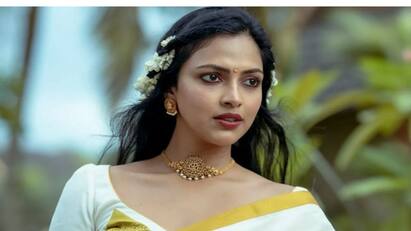 bollywood make up artist blame actress amala paul know the details Amala Paul: மனிதாபிமானம் இல்லாமல் நடந்து கொண்டாரா அமலாபால்? பெண் மேக்கப் கலைஞர் குற்றச்சாட்டு