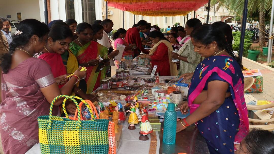 தஞ்சை கலெக்டர் அலுவலக வளாகத்தில் மகளிர் குழுக்களின் உற்பத்தி பொருட்கள் விற்பனை கண்காட்சி