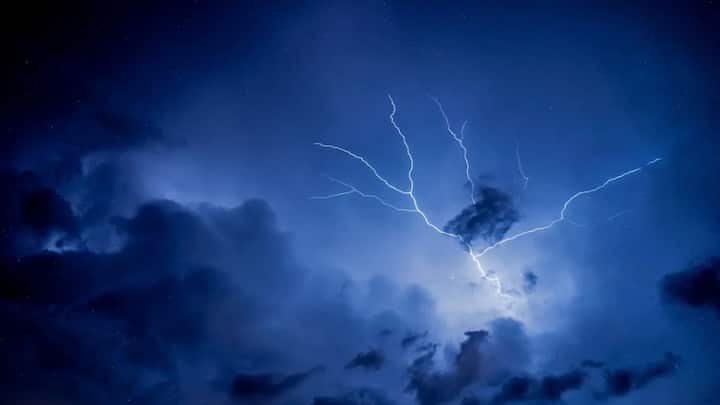 इसके अलावा आकाशीय बिजली गिरने का खतरा सबसे अधिक खेतों में काम करने वाले लोगों पर, पेड़ों पर, तालाब में नहाते समय लोगों पर बिजली गिरने वालों पर होता है. इसके अलावा बिजली के चमकने पर घर के अंदर बिजली से संचालित उपकरणों से दूर रहना चाहिए. इसके अलावा फोन का इस्तेमाल नहीं करना चाहिए.