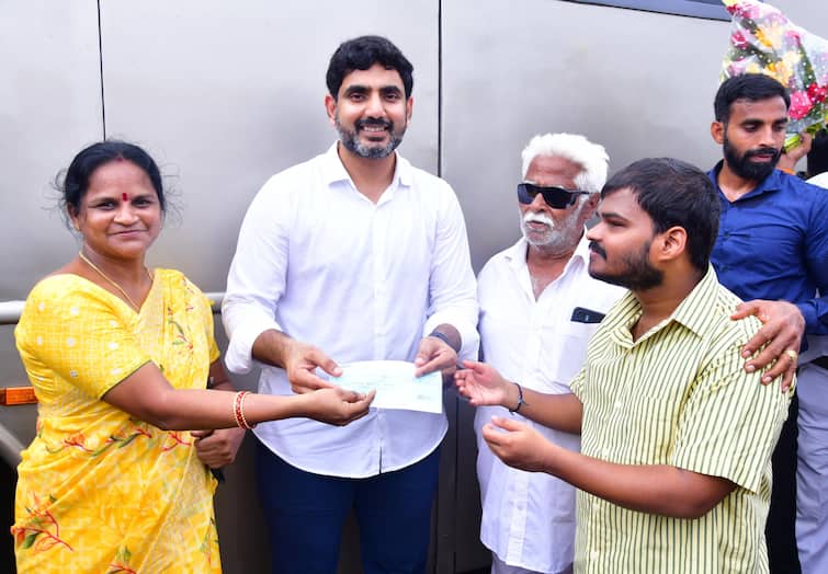 disabled person Mukesh donated 10 thousand social pension money for the construction of Amaravati Andhra Pradesh: అమరావతి నిర్మాణానికి పింఛన్ సొమ్ము 10వేలు విరాళంగా ఇచ్చిన దివ్యాంగుడు ముకేష్‌